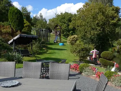 Ein Garten an der Unterkunft Roomy Apartment in Lichtenhain with Pond