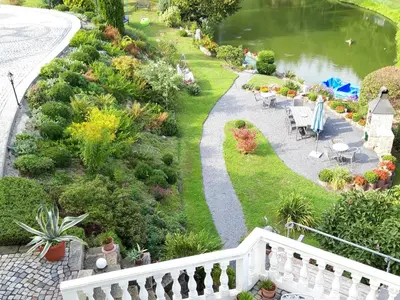 Ein Garten an der Unterkunft Roomy Apartment in Lichtenhain with Pond