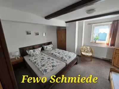Ein Bett oder Betten in einem Zimmer der Unterkunft Ferienwohnung zur Schmiede