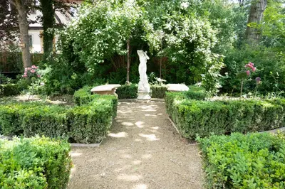 Ein Garten an der Unterkunft Villa Golding - Flat 1