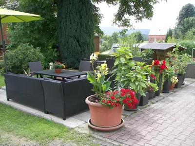 Ein Garten an der Unterkunft Cozy Apartment in Lichtenhain Germany With Garden