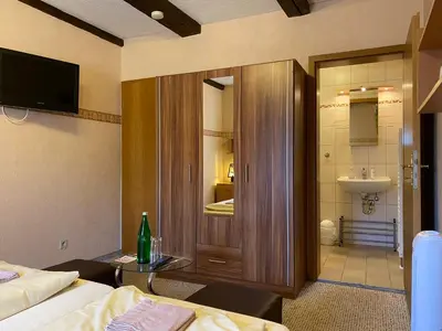 Ein Bett oder Betten in einem Zimmer der Unterkunft RATAGS Kunsthandwerkerhaus