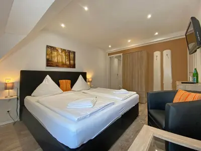 Ein Bett oder Betten in einem Zimmer der Unterkunft RATAGS Kunsthandwerkerhaus