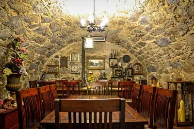 Ein Restaurant oder anderes Speiselokal in der Unterkunft RATAGS Kunsthandwerkerhaus