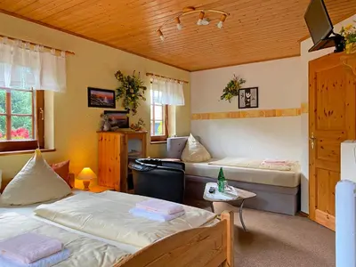 Ein Bett oder Betten in einem Zimmer der Unterkunft RATAGS Kunsthandwerkerhaus