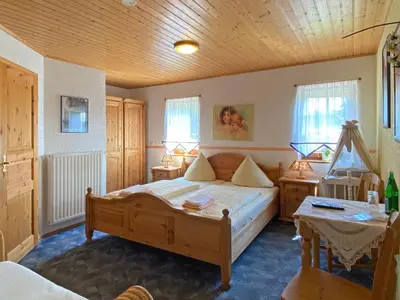 Ein Bett oder Betten in einem Zimmer der Unterkunft RATAGS Kunsthandwerkerhaus