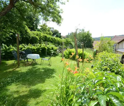 Ein Garten an der Unterkunft Elbidylle