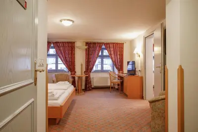 Ein Bett oder Betten in einem Zimmer der Unterkunft Schwerter Schankhaus & Hotel