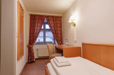 Ein Bett oder Betten in einem Zimmer der Unterkunft Schwerter Schankhaus & Hotel
