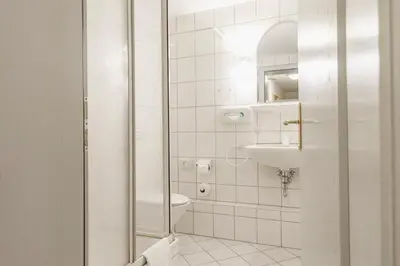 Ein Badezimmer in der Unterkunft Schwerter Schankhaus & Hotel