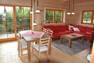 Ein Sitzbereich in der Unterkunft Erzgebirgsholzhaus am Lugstein