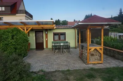 Das Gebäude in dem sich das Ferienhaus befindet