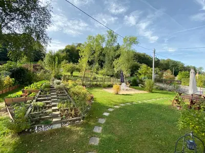 Ein Garten an der Unterkunft Moderne Pension vonBartsch mit Ladestation in der sächsischen Schweiz