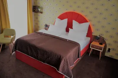 Ein Bett oder Betten in einem Zimmer der Unterkunft Themenhotel 50's Ville Motel