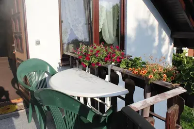 Ein Garten an der Unterkunft Ferienwohnung Storchennest