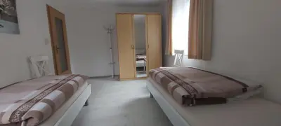 Ein Bett oder Betten in einem Zimmer der Unterkunft Apartments mit 2 Schlafzimmern