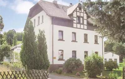 Ein Garten an der Unterkunft Cozy Apartment In Gelenau With Wifi