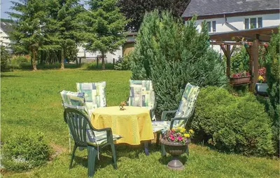 Ein Garten an der Unterkunft Cozy Apartment In Gelenau With Wifi