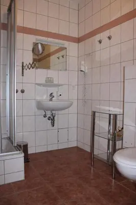 Ein Badezimmer in der Unterkunft Landgasthof Neue Schänke