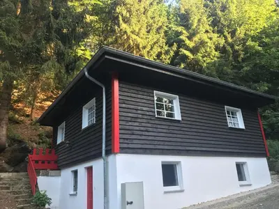 Das Gebäude in dem sich das Ferienhaus befindet