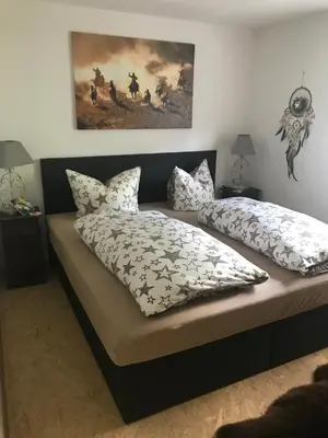Ein Bett oder Betten in einem Zimmer der Unterkunft Blockhaus im Kuckuckswinkel