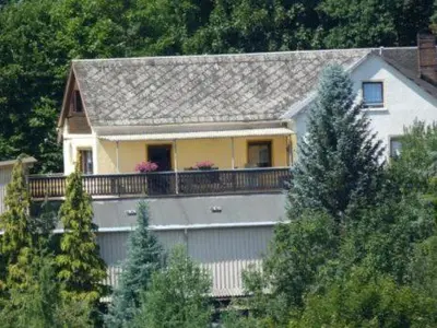 Das Gebäude in dem sich das Ferienhaus befindet