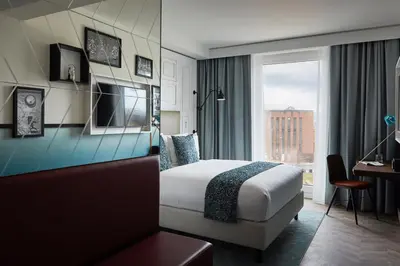 Ein Bett oder Betten in einem Zimmer der Unterkunft Hotel Indigo Dresden - Wettiner Platz by IHG