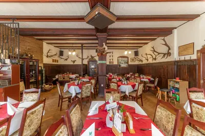 Ein Restaurant oder anderes Speiselokal in der Unterkunft Lichtenhainer Wasserfall