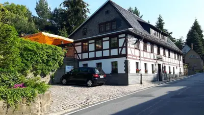 Das Gebäude in dem sich das Gasthaus befindet