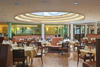 Ein Restaurant oder anderes Speiselokal in der Unterkunft City Hotel Dresden Radebeul