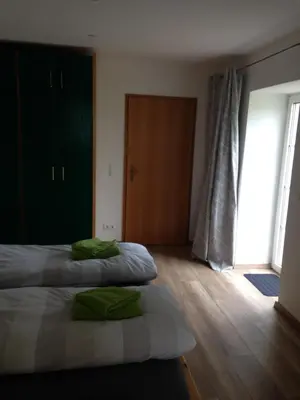 Ein Bett oder Betten in einem Zimmer der Unterkunft Ferienwohnung Zweinig 01