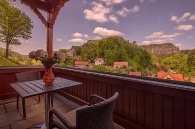 Ein allgemeiner Bergblick oder ein Berglick von der Lodge aus
