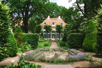 Ein Garten an der Unterkunft Villa Sorgenfrei und Restaurant Atelier Sanssouci