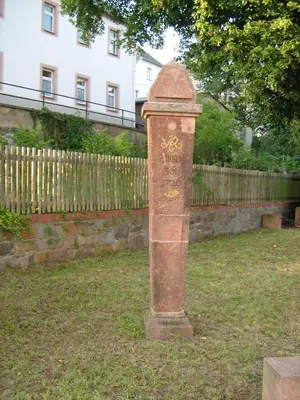 Ein Garten an der Unterkunft Gasthof und Hotel Roter Hirsch
