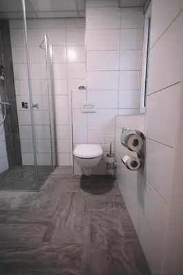 Ein Badezimmer in der Unterkunft Gasthof und Hotel Roter Hirsch