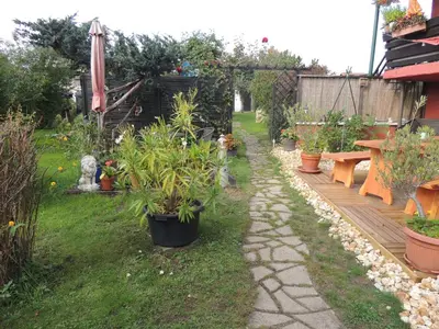 Ein Garten an der Unterkunft Ferienwohnung Am Hausberg in Radebeul