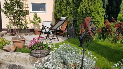 Ein Garten an der Unterkunft Ferienhaus Balkenkunst