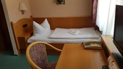 Ein Bett oder Betten in einem Zimmer der Unterkunft Hotel Sachsenhof