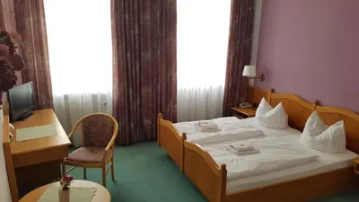 Ein Bett oder Betten in einem Zimmer der Unterkunft Hotel Sachsenhof