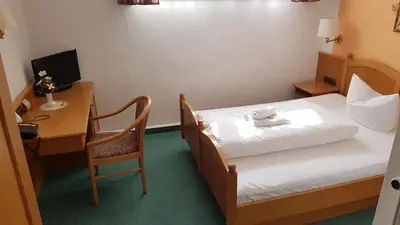 Ein Bett oder Betten in einem Zimmer der Unterkunft Hotel Sachsenhof