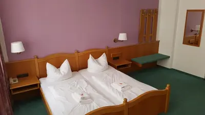 Ein Bett oder Betten in einem Zimmer der Unterkunft Hotel Sachsenhof
