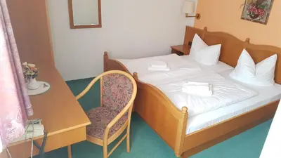 Ein Bett oder Betten in einem Zimmer der Unterkunft Hotel Sachsenhof