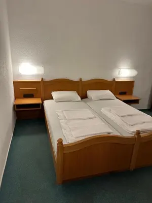 Ein Bett oder Betten in einem Zimmer der Unterkunft Hotel Sachsenhof