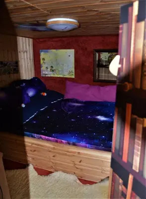 Ein Bett oder Betten in einem Zimmer der Unterkunft Rotes Kreativ-Ferienhaus