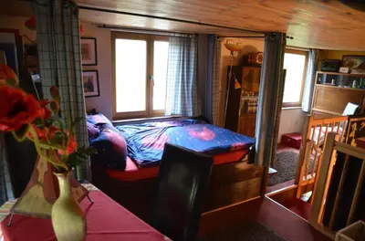 Ein Bett oder Betten in einem Zimmer der Unterkunft Rotes Kreativ-Ferienhaus