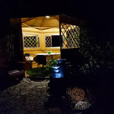 Ein Garten an der Unterkunft Rotes Kreativ-Ferienhaus