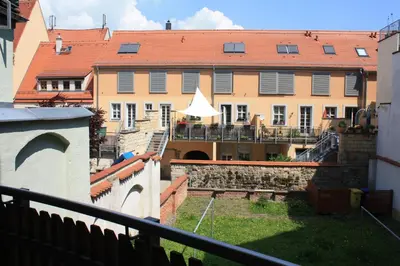 Ein Garten an der Unterkunft Apartment Am Markt 16, Bandusch-Szemák