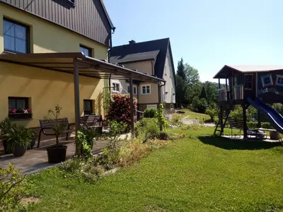 Ein Garten an der Unterkunft Zum-Seiffener-Sprengmeister