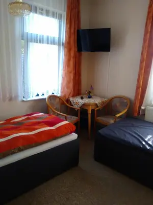 Ein Bett oder Betten in einem Zimmer der Unterkunft Pension Edelweiß