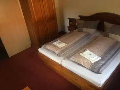 Ein Bett oder Betten in einem Zimmer der Unterkunft Restaurant & Pension 